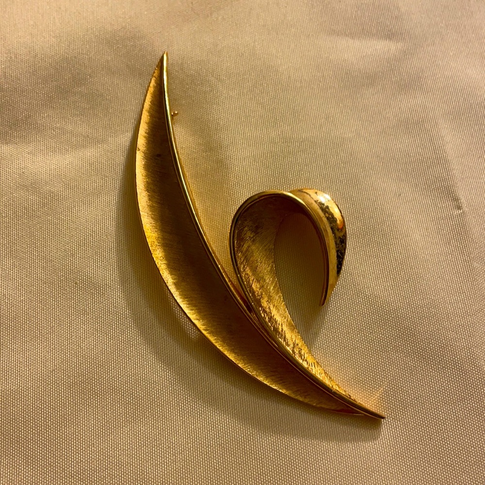 🌟 Crown Trifari golden brooch UNISEX